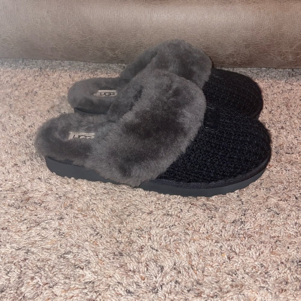 Woman's 9 Slippers UGG Cozy Knit Slipper